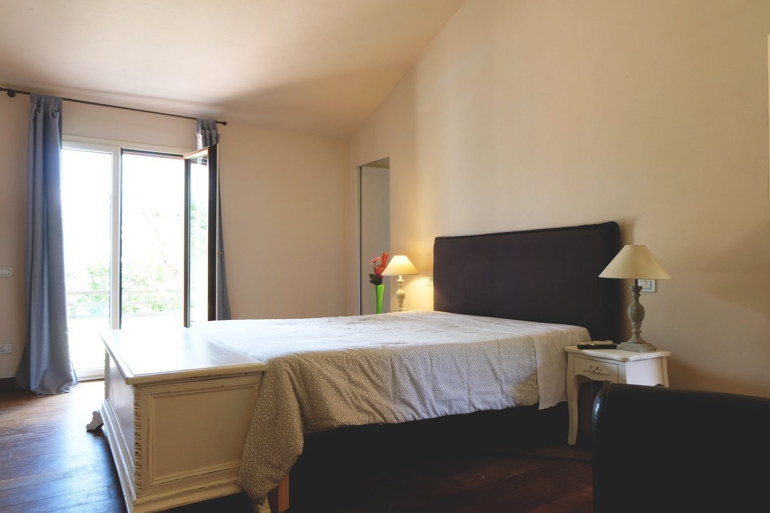 Det er 3 store soverom, og 2 har private bad. Galleribilde