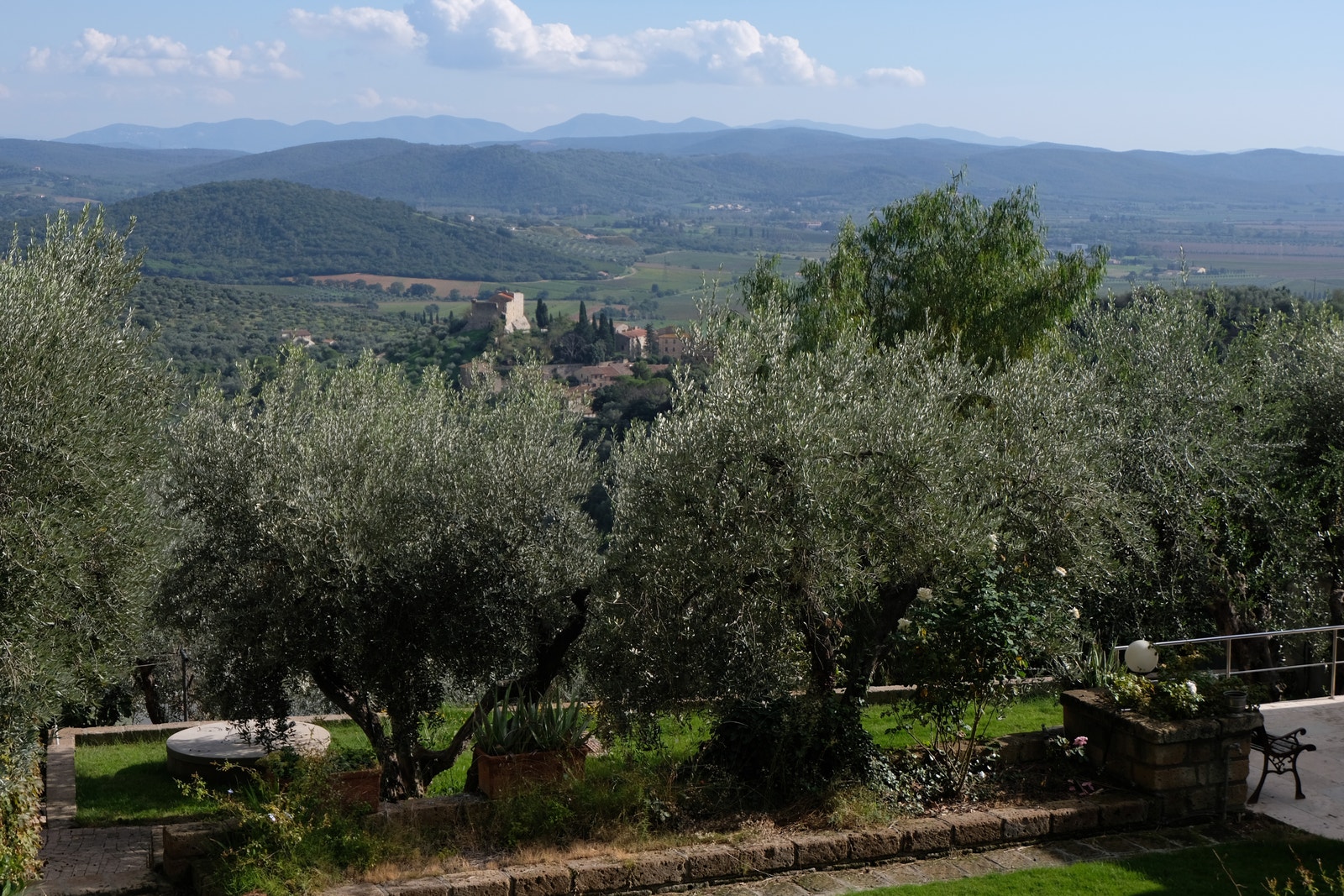 Utsikten fra hage og spisebord ute. Galleribilde