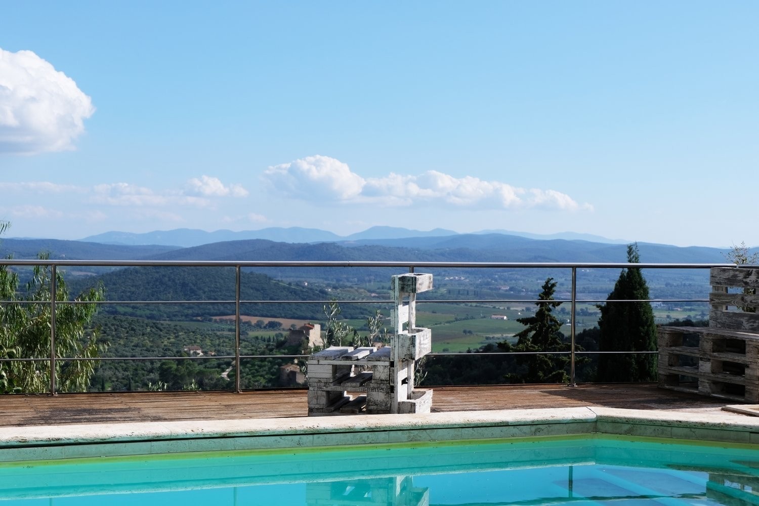 Utsikt fra bassengkanten Galleribilde