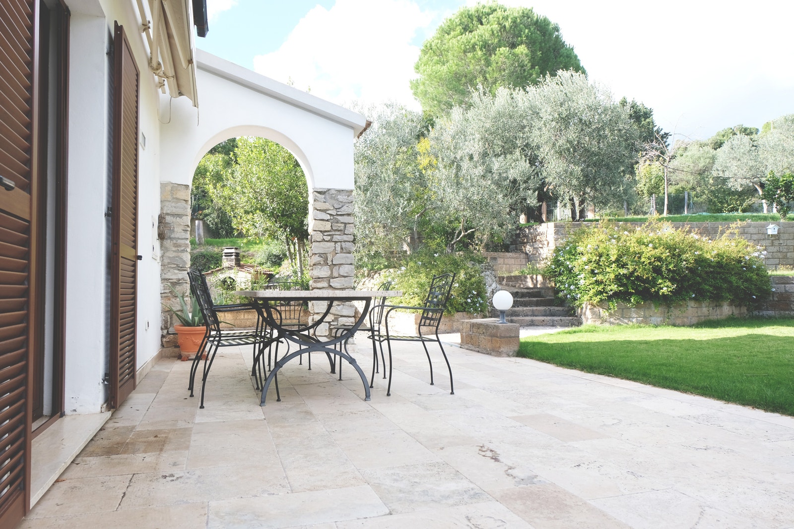 Dører fra kjøkken og ut til hage hvor vi har spisebord Galleribilde