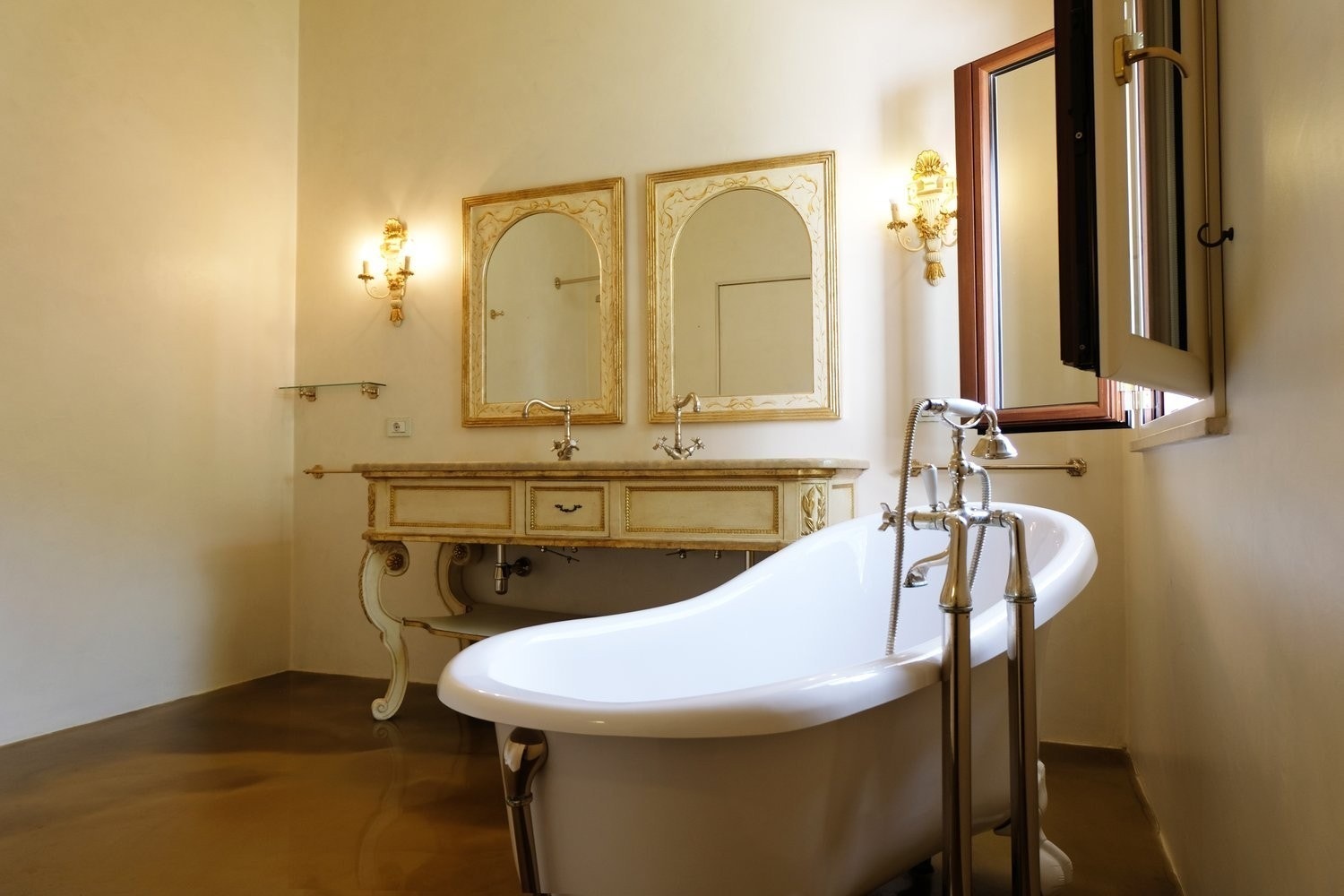 Baderommet til hovedsoverommet har badekar på løveføtter, itillegg til dusjsone. Galleribilde