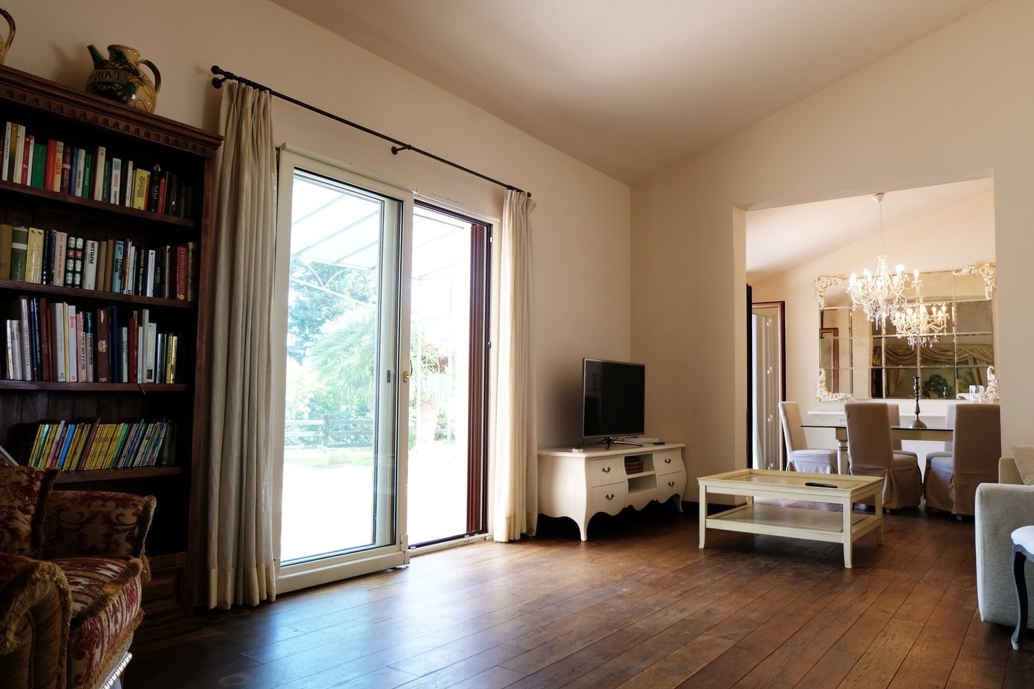 Stor romslig stue. Galleribilde