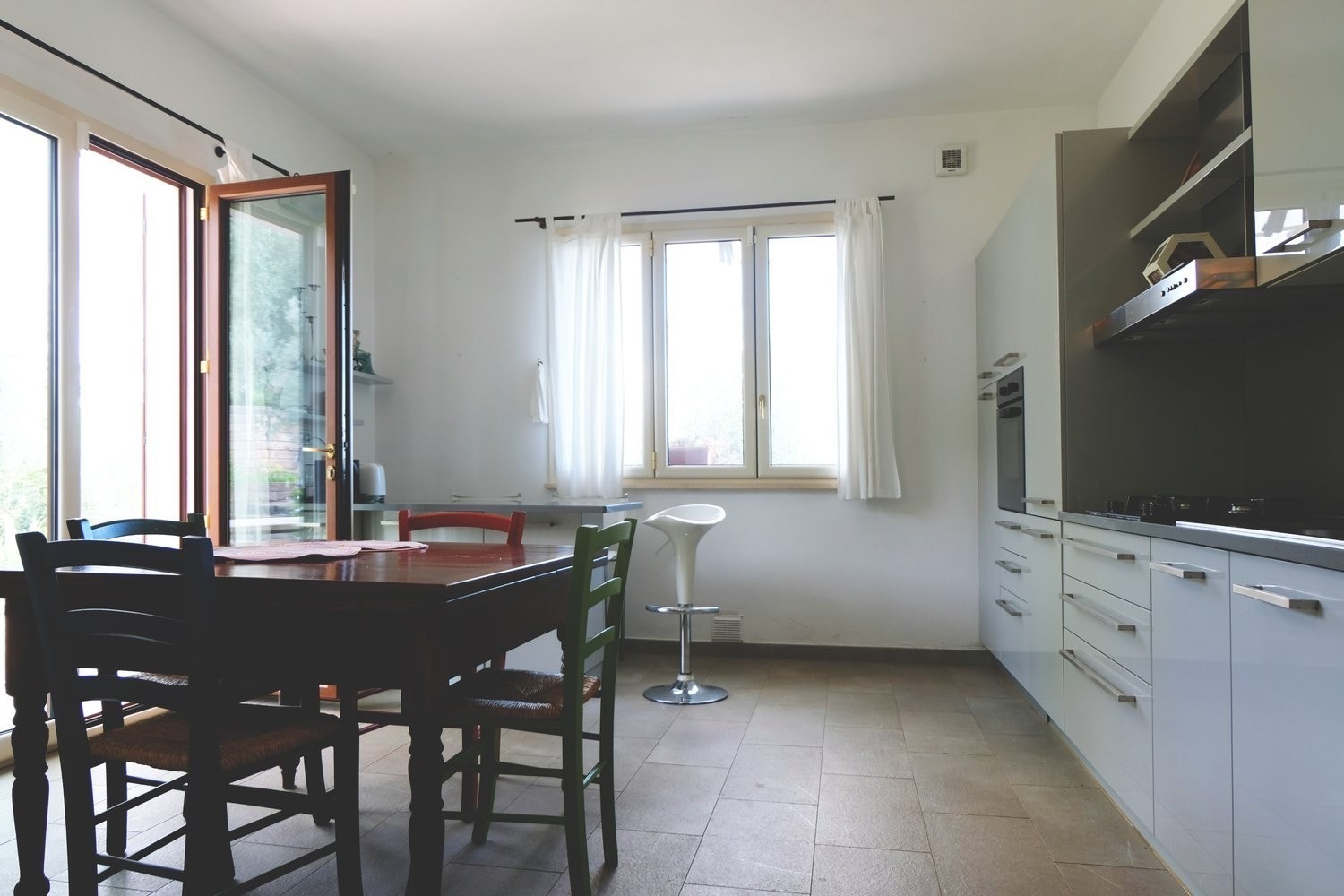 Stort kjøkken hvor flere kan tilberede mat sammen Galleribilde