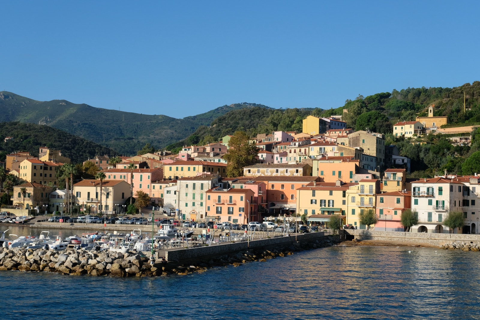 Fra Piombino kan en ta ferje til Elba Galleribilde