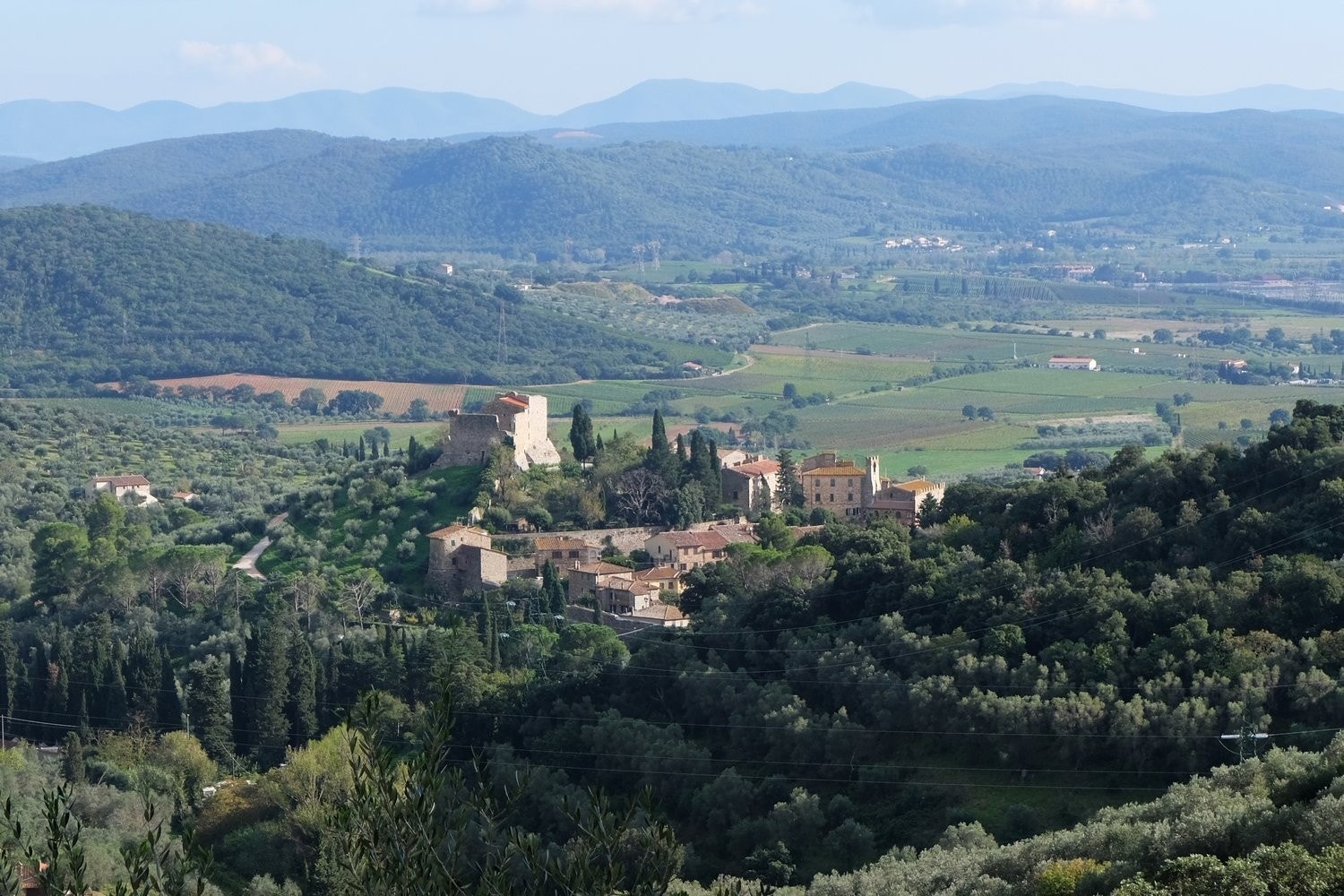 Utsikten fra eiendommen er formidabel, og vi har utsikt til Borgen Suvereto. Galleribilde