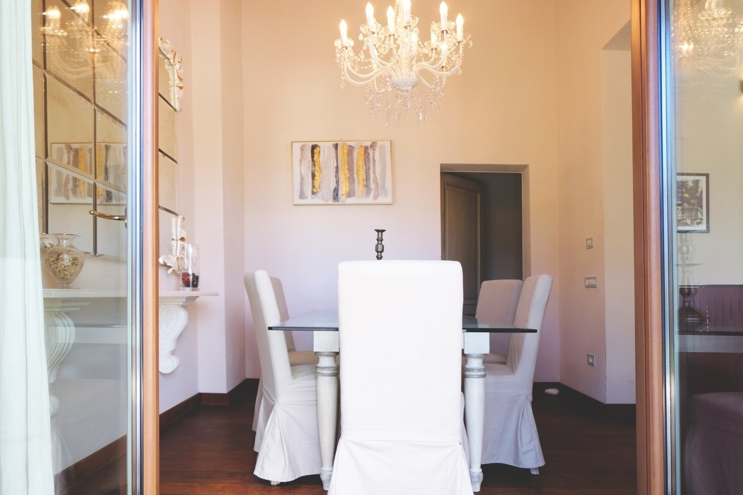 Spisestue med store glassdører til hagen Galleribilde