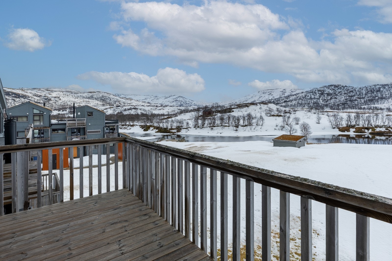 Sørvendt balkong med utgang fra loftet. Herlig utsikt mot Bjoreio. Galleribilde