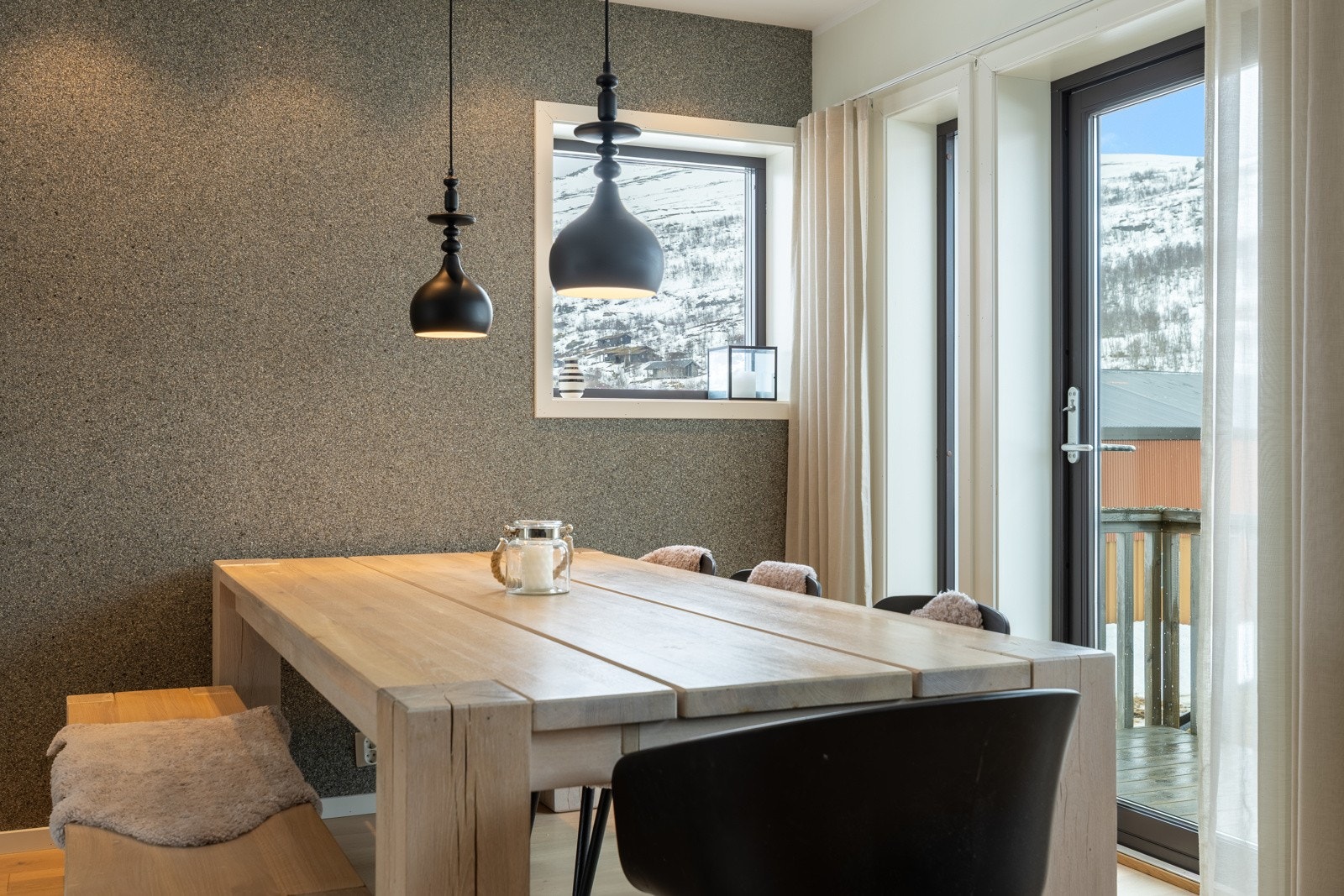 Stilig kontrastvegg på kjøkkenet. Galleribilde