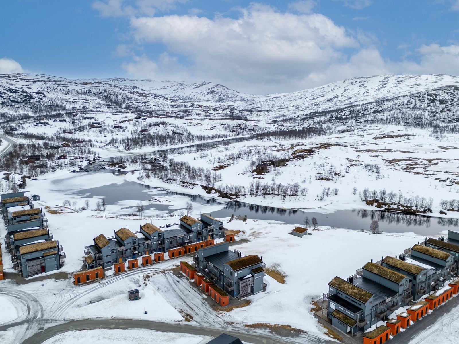 Nydelig beliggenhet like ved foten av Hardangervidden. Galleribilde