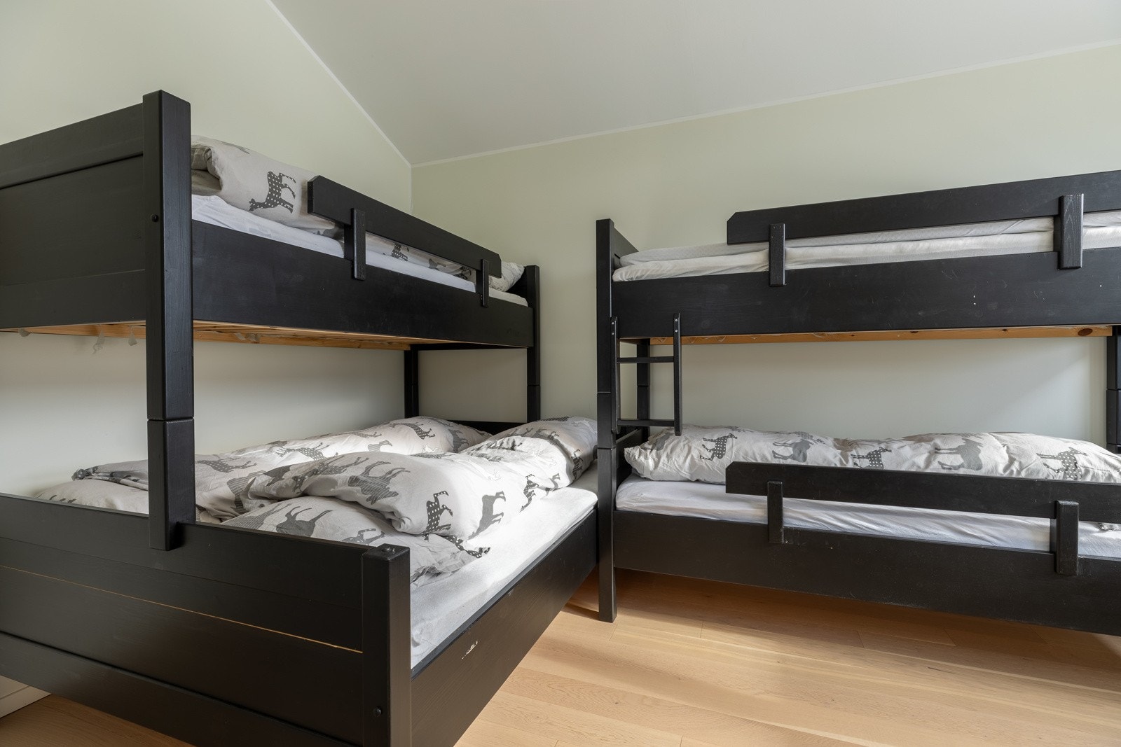 Leiligheten har 3 gode soverom som med dagens innredning har plass til 9 sengeplasser. Galleribilde