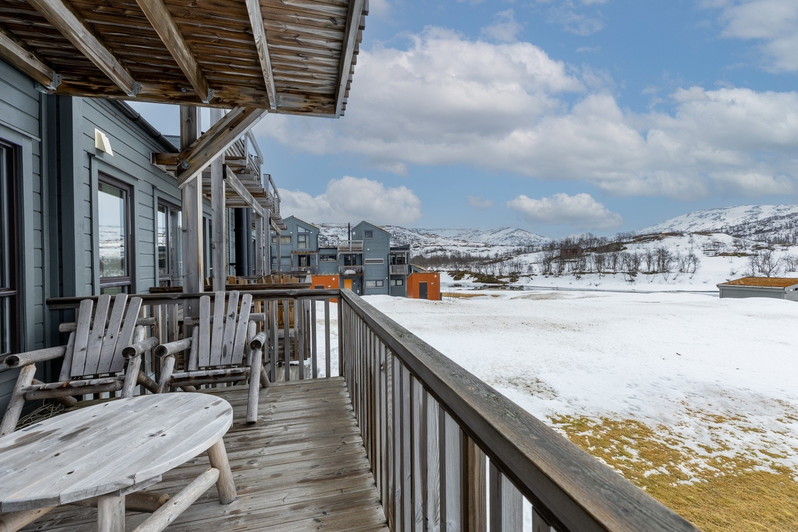 Balkong med sørvendt utsikt mot elva Bjoreio. Galleribilde