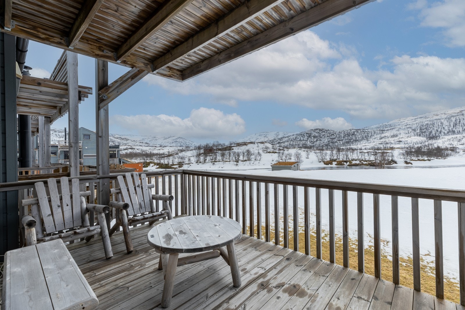 Balkong med utgang fra stue i hovedetasje. Galleribilde