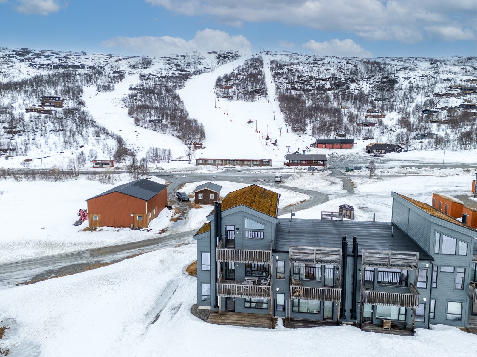 Her slipper du stengte fjelloverganger og kolonnekjøring. Fra Voss tar det ca. 1 time og 10 minutter med bil, fra Norheimsund ca. 1,5 time. Galleribilde