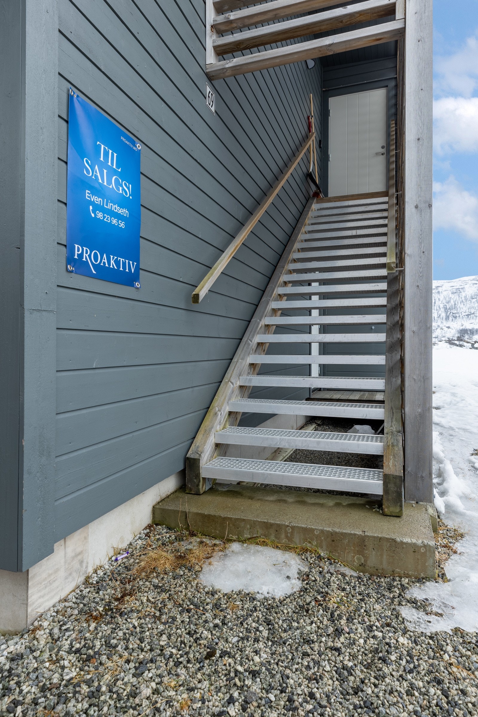 Inngangsparti med trapp opp til 2. etasje. Galleribilde