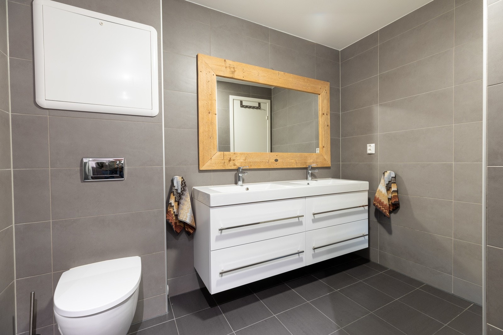 Helfliset bad med varmekabler. Galleribilde