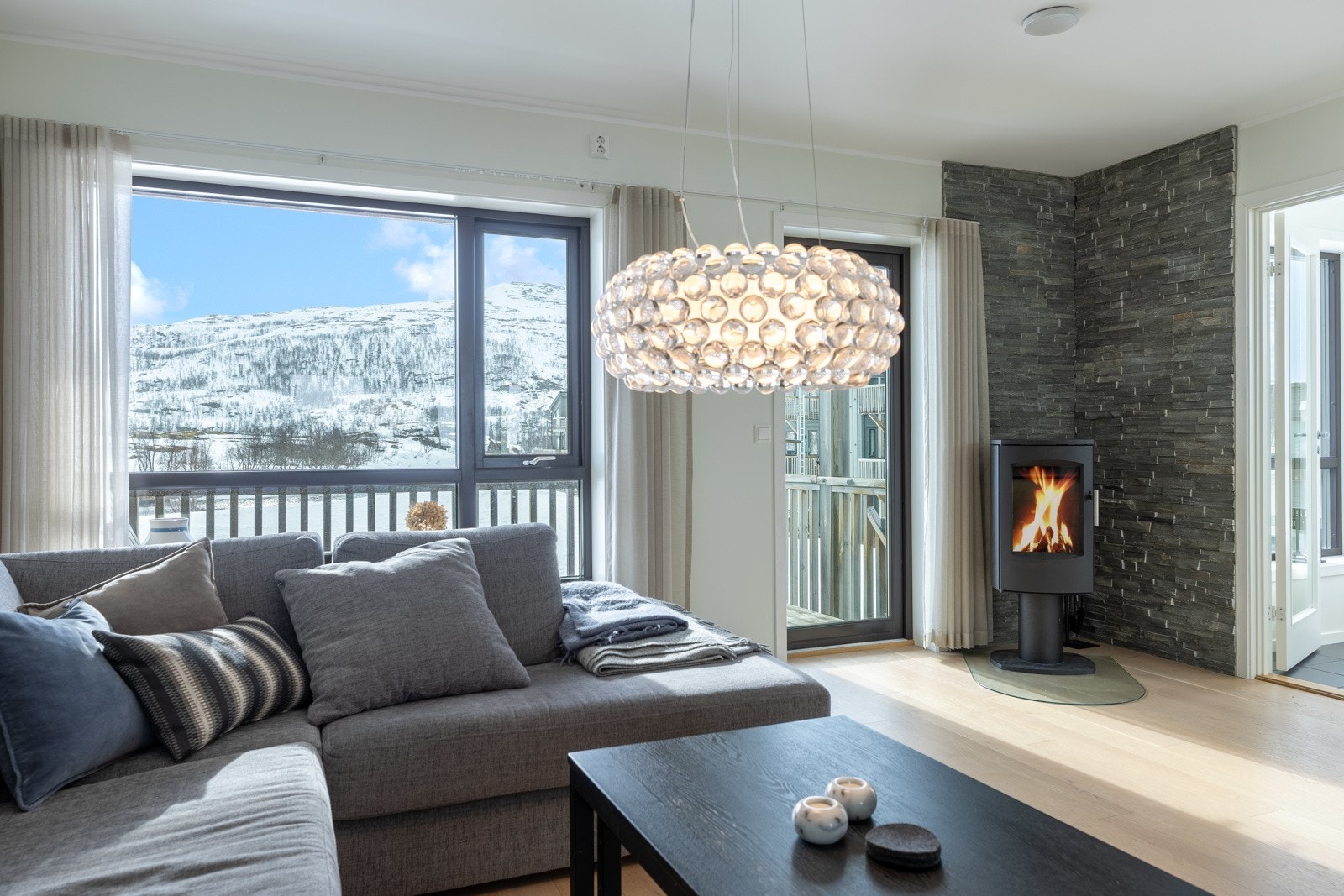 Flott vedovn i stuen sikrer både varme og kos. Galleribilde