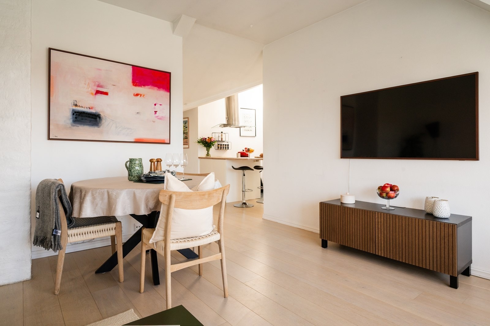 Spiseplassen er plassert i tilknytning til kjøkkenet, ideelt for sosiale sammenkomster. Galleribilde