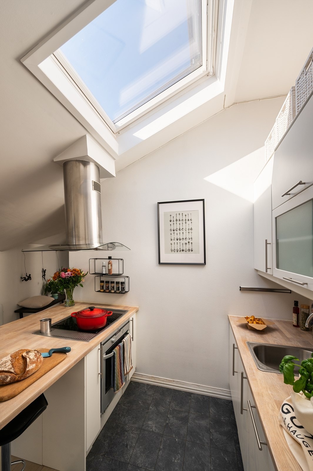 Et takvindu, antatt fra 2015, gir rikelig med naturlig lys over arbeidsflatene. Galleribilde