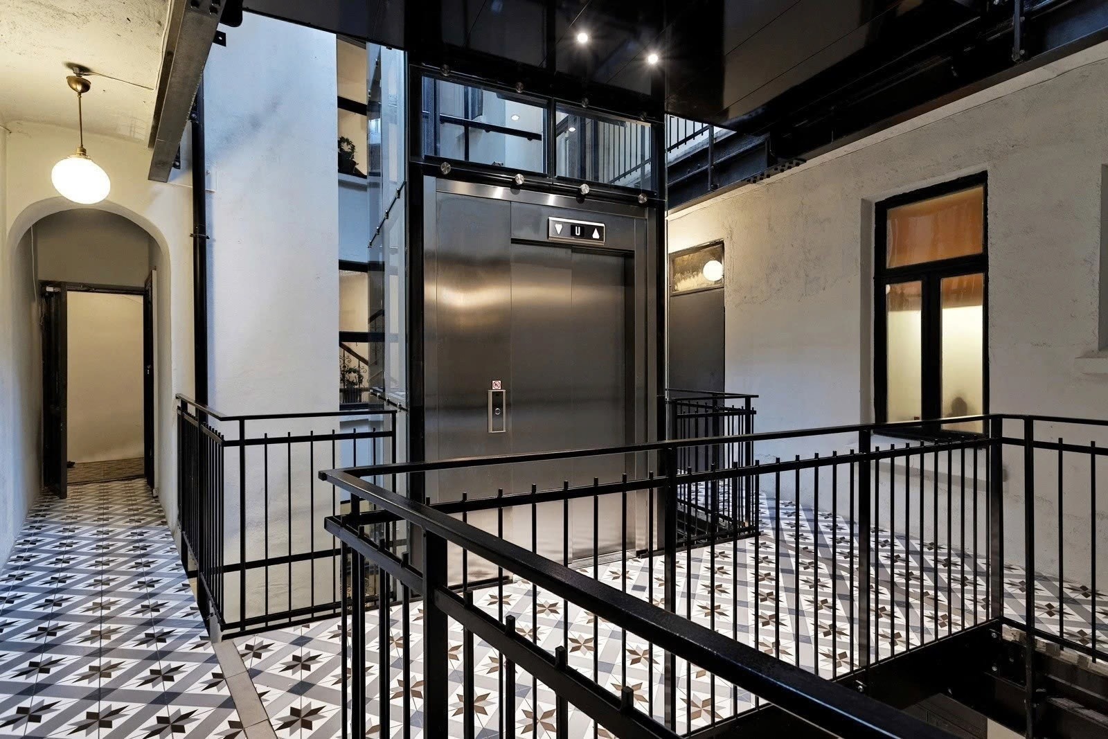 Heisen tar deg enkelt opp til leiligheten i byggets 5. etasje Galleribilde