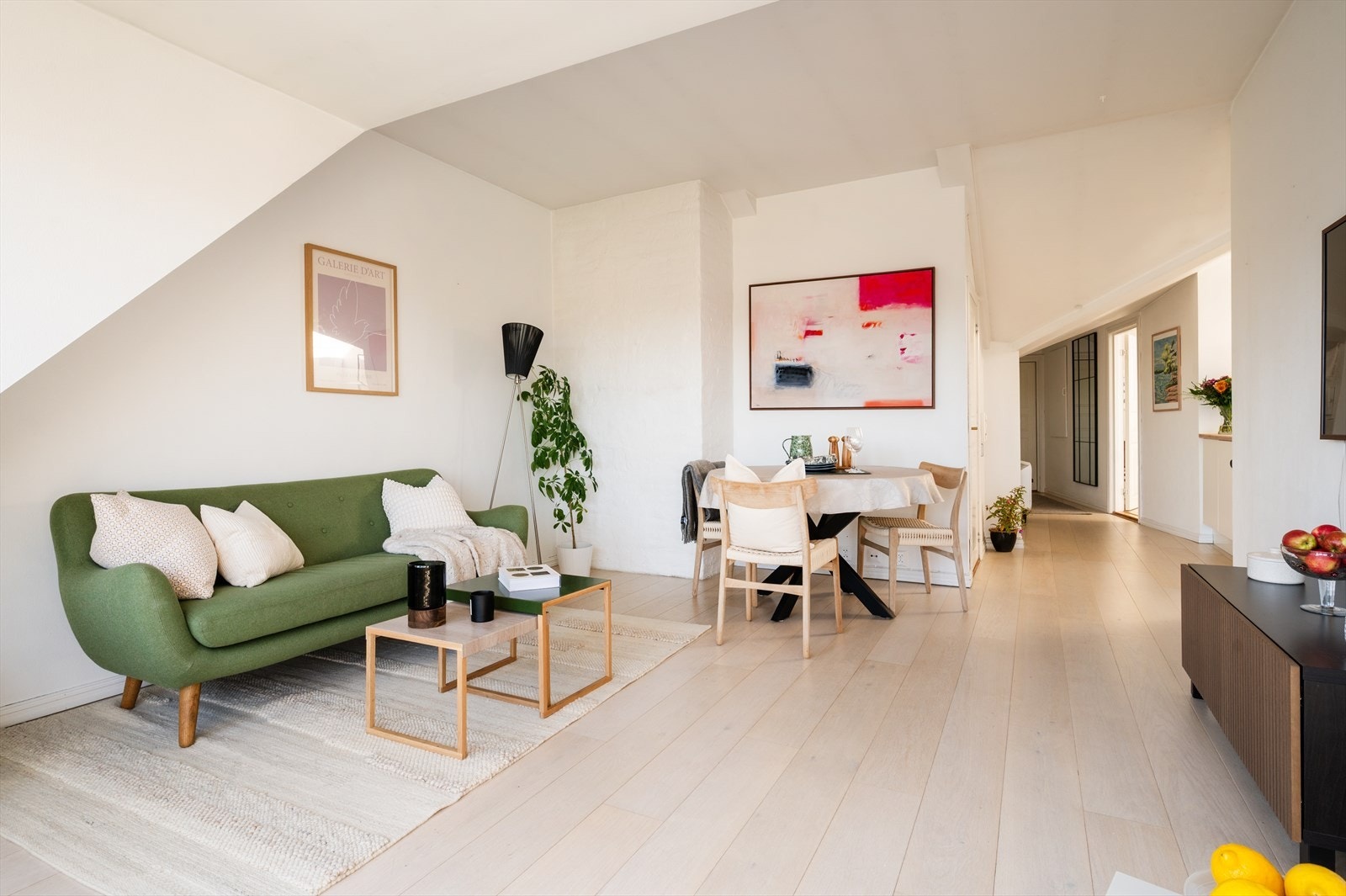 Gjennomgående parkett på gulvet skaper en helhetlig og varm atmosfære. Galleribilde