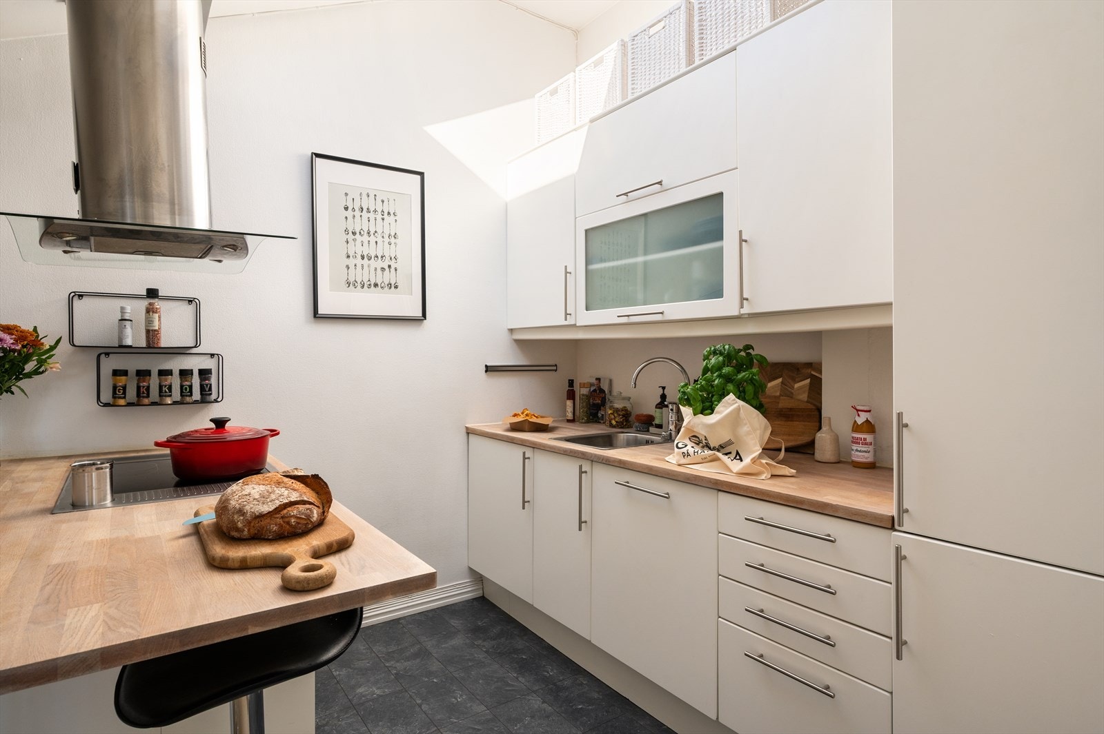 Her er det integrert stekeovn, induksjonstopp, oppvaskmaskin og kjøl-/fryseskap. Galleribilde