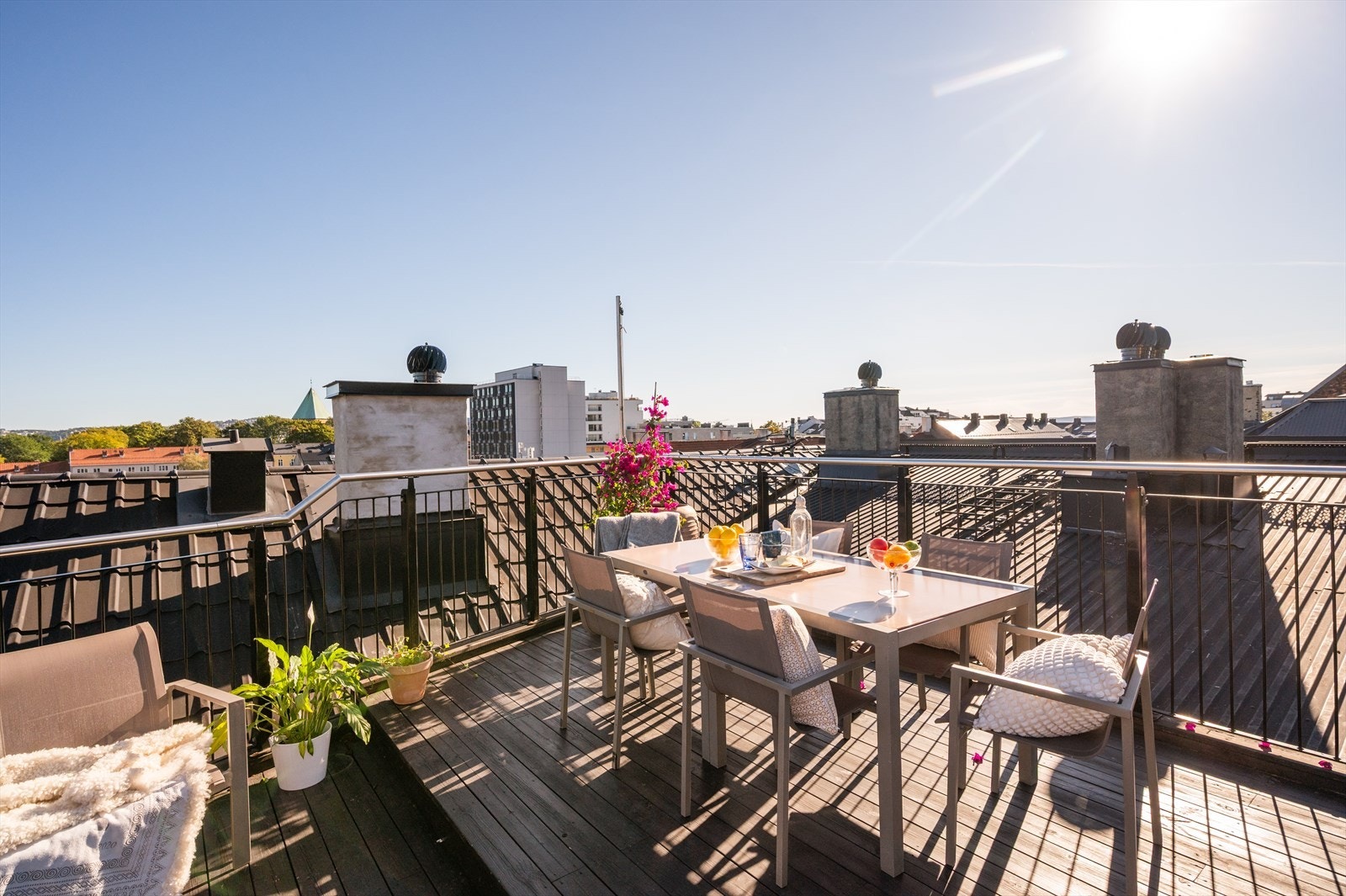 Bygget har en stor, felles takterrasse med gode solforhold og rikelig med plass. Galleribilde
