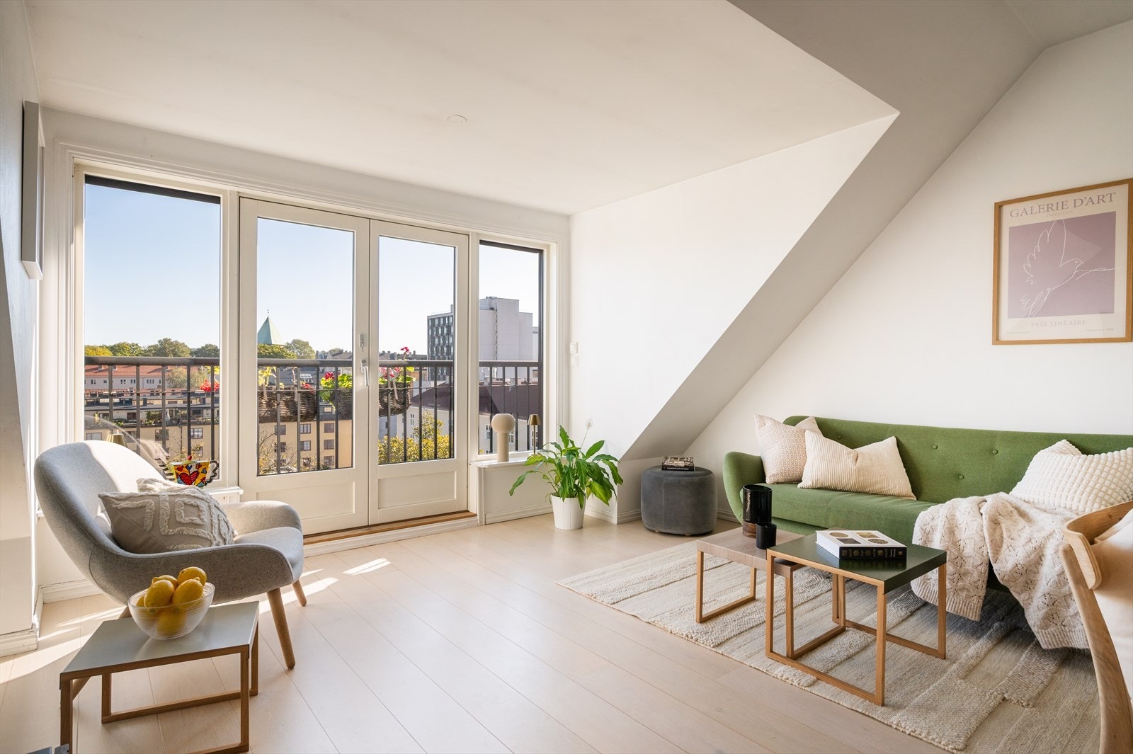 Dobbeltdørene åpner opp mot en fransk luftebalkong på ca. 2 kvm. Galleribilde