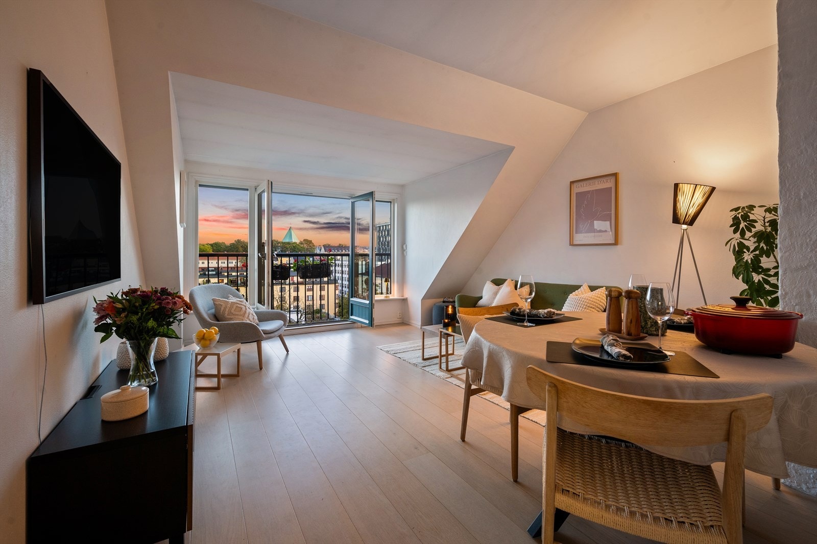 På kveldstid skaper belysningen en lun og hyggelig stemning i stuen. Galleribilde