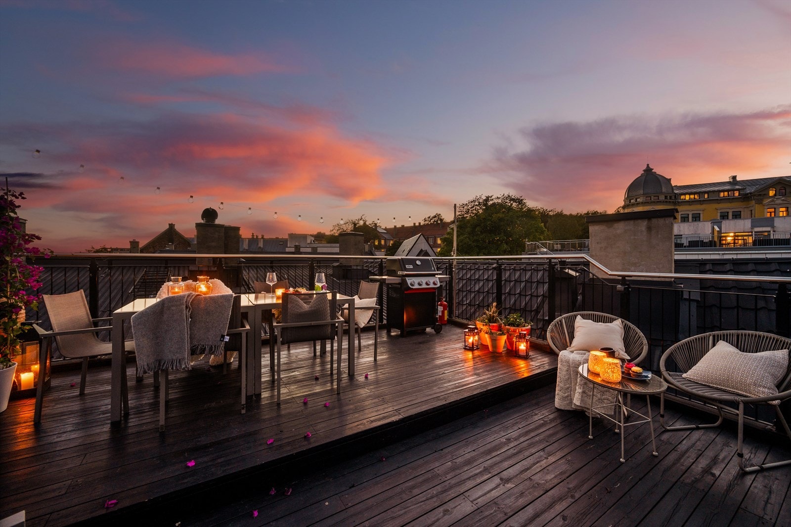 Kveldsstemningen på takterrassen er unik, med utsikt over byens lys. Galleribilde