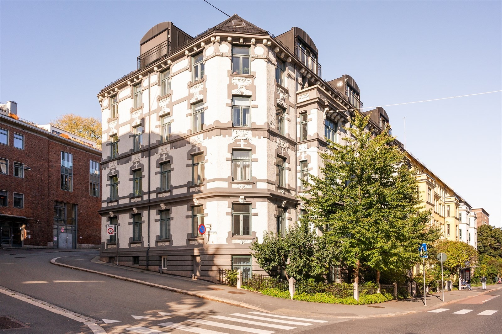 Leiligheten ligger i en klassisk bygård fra 1905, med en karakteristisk hjørnefasade. Galleribilde