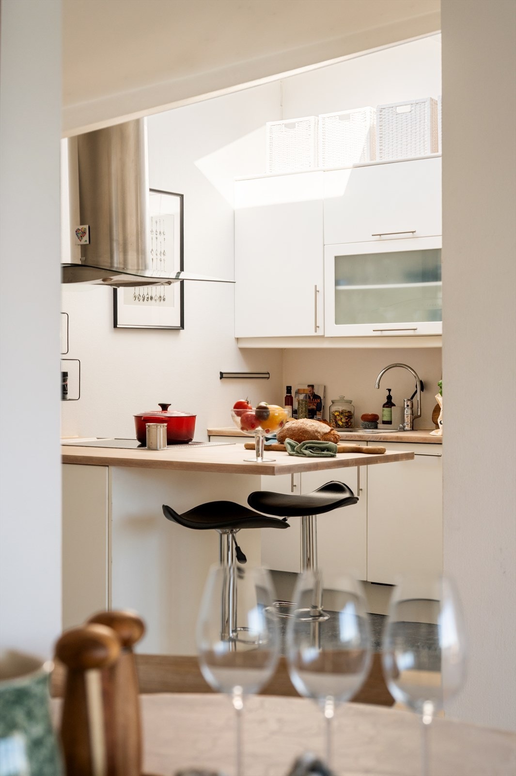 Kjøkkenøya fungerer som en naturlig samlingsplass og gir ekstra arbeids- og spiseplass. Galleribilde