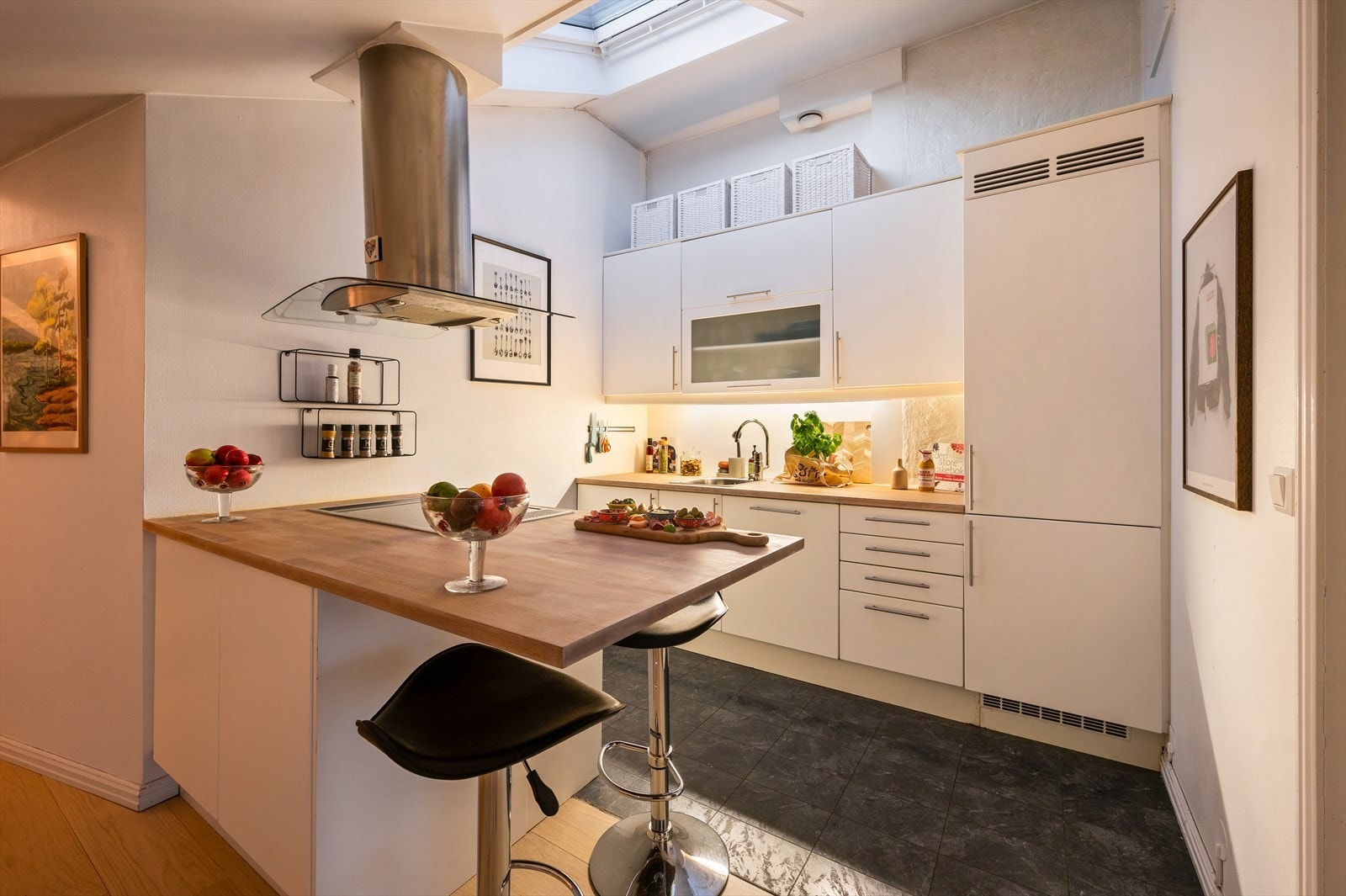 Kjøkkenventilatoren over øya er utstyrt med kullfilter. Galleribilde