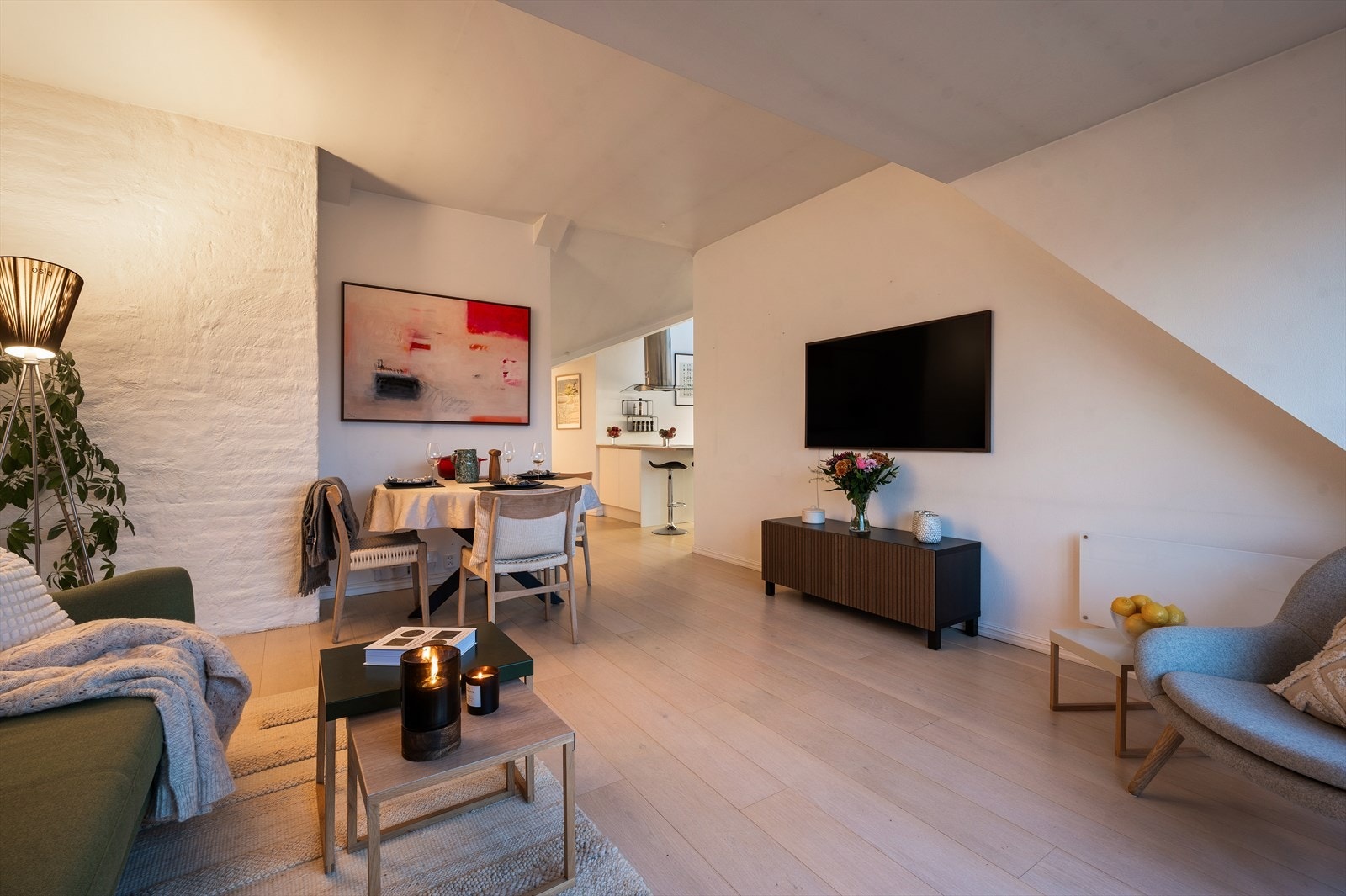 En eksponert murvegg tilfører rommet en rustikk og sjarmerende detalj. Galleribilde