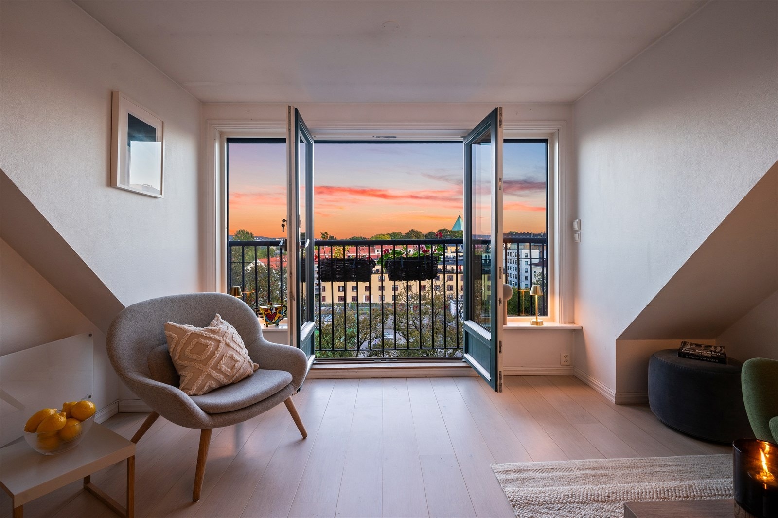 Den franske balkongen i stuen åpner opp mot bylivet og gir en luftig følelse. Galleribilde