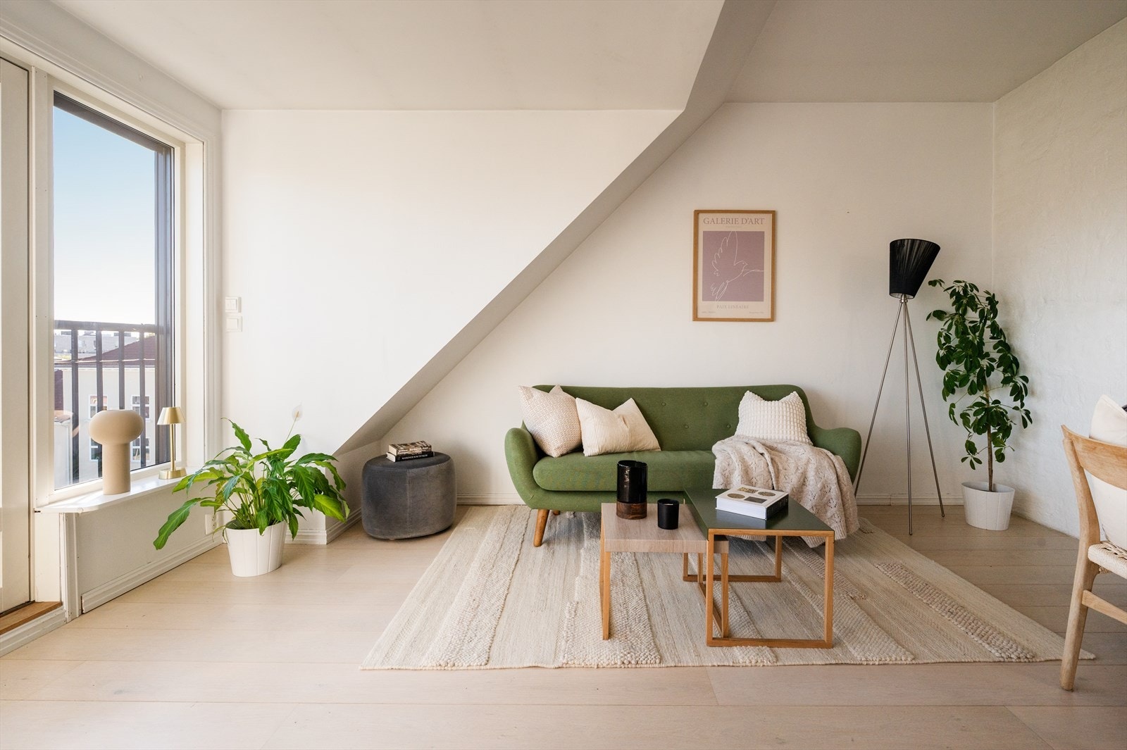 Skråtaket og de rene flatene gir rommet en særegen karakter. Galleribilde