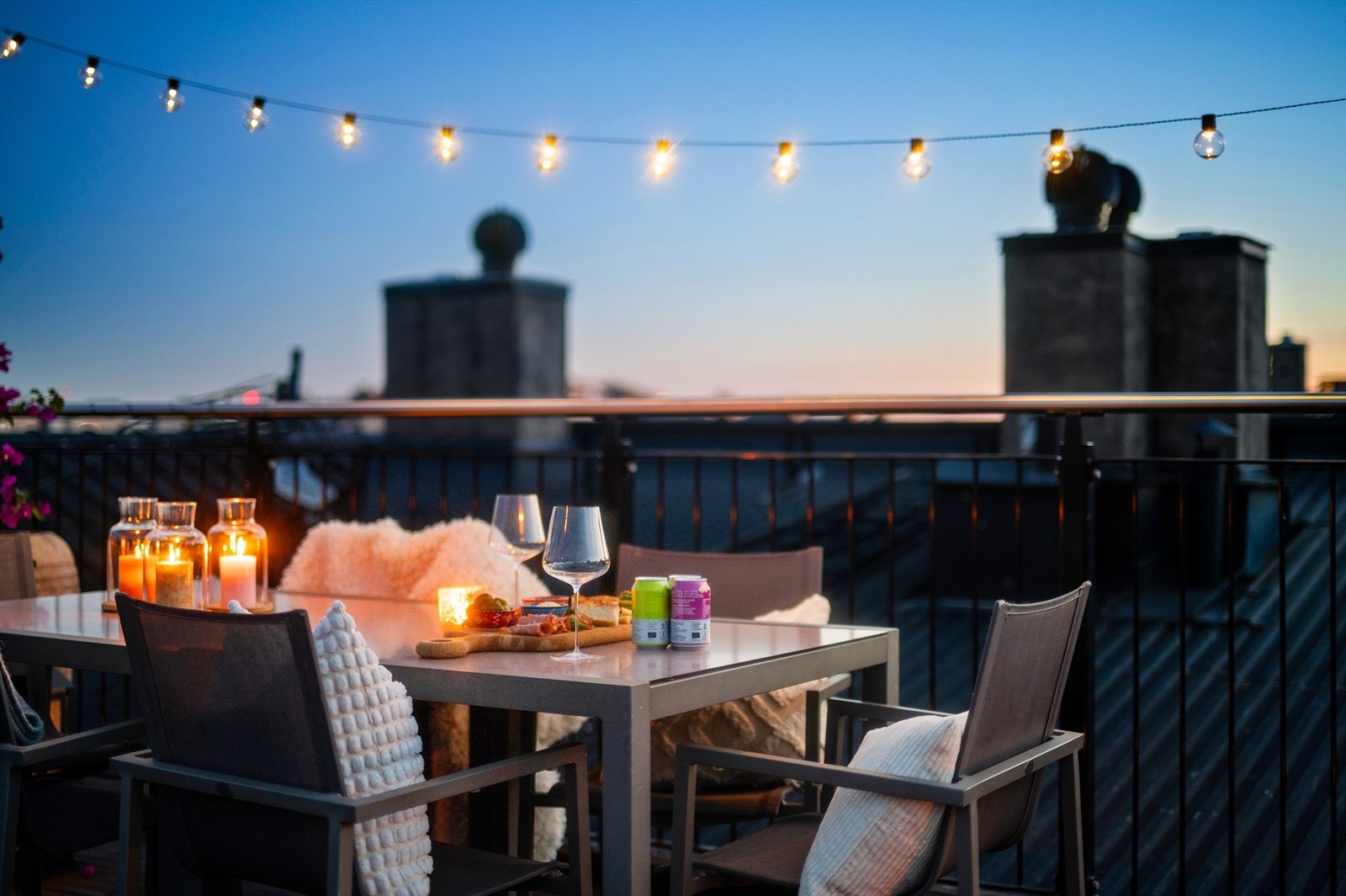 Detaljene skaper en hyggelig atmosfære for sene sommerkvelder. Galleribilde