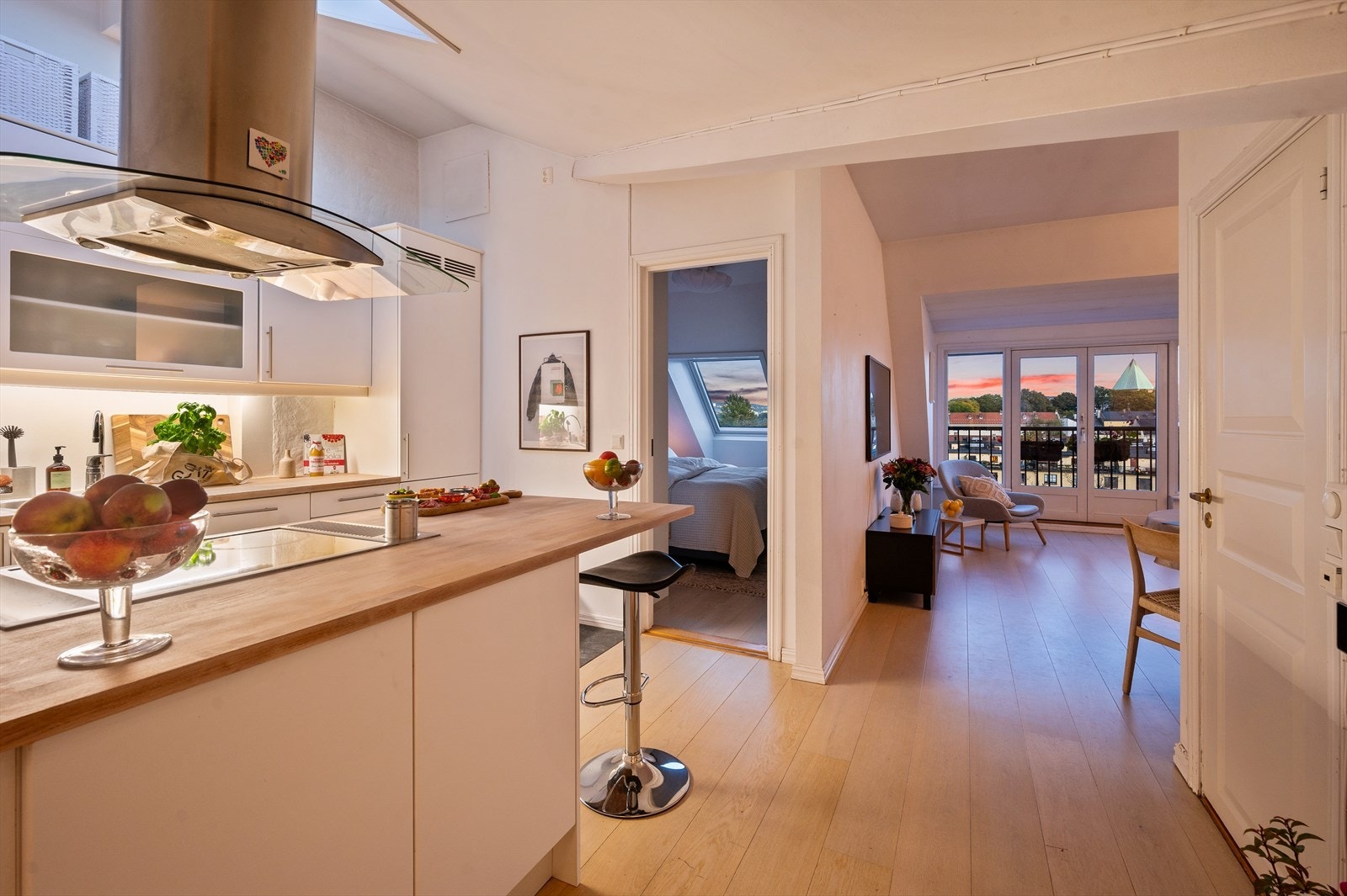 Den åpne løsningen gir en god romfølelse og fin siktlinje gjennom leiligheten. Galleribilde