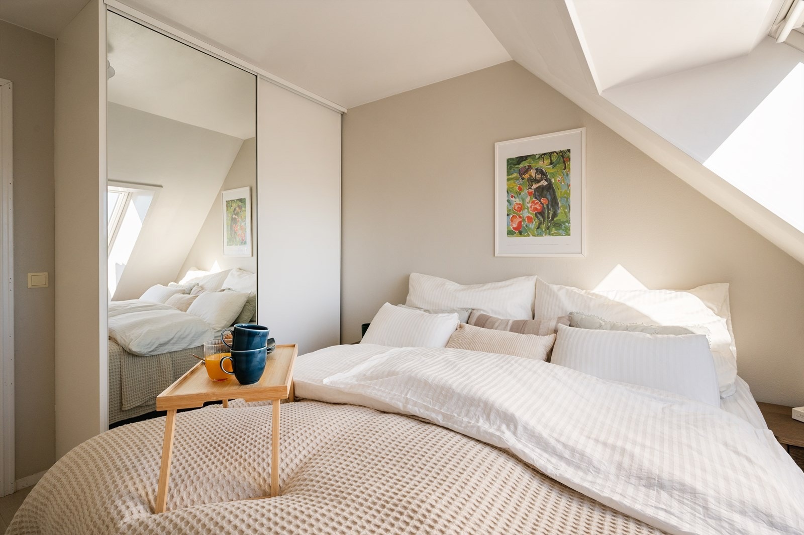 En stor skyvedørsgarderobe med speilfronter gir rikelig med oppbevaringsplass. Galleribilde