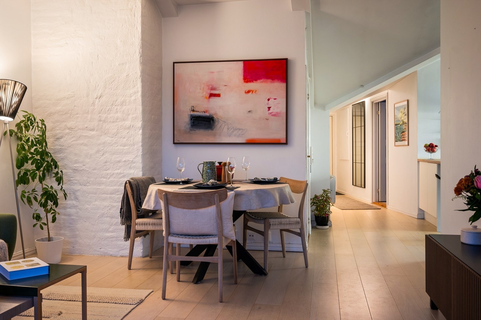 Spisestuen har god plass til å samle venner og familie. Galleribilde