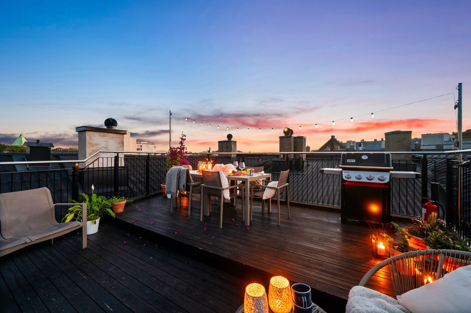 Her er det god plass til både spisebord og grill, perfekt for sosiale lag. Galleribilde