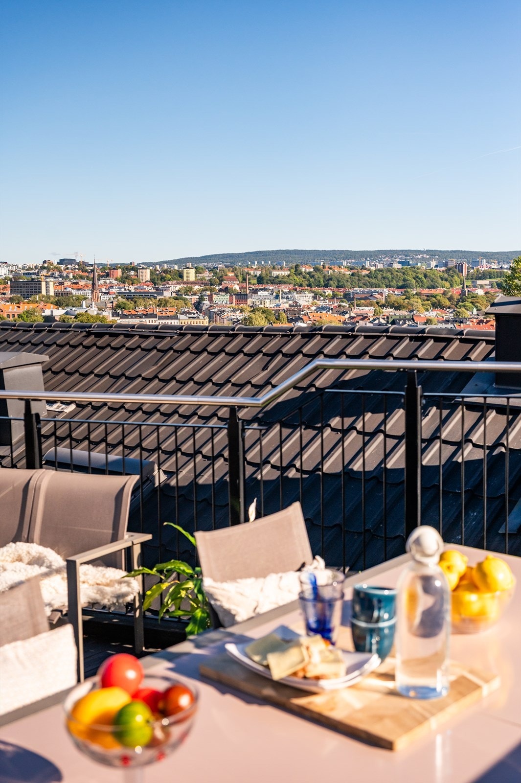 Takterrassen er et flott sted for å nyte solfylte dager i rolige omgivelser. Galleribilde