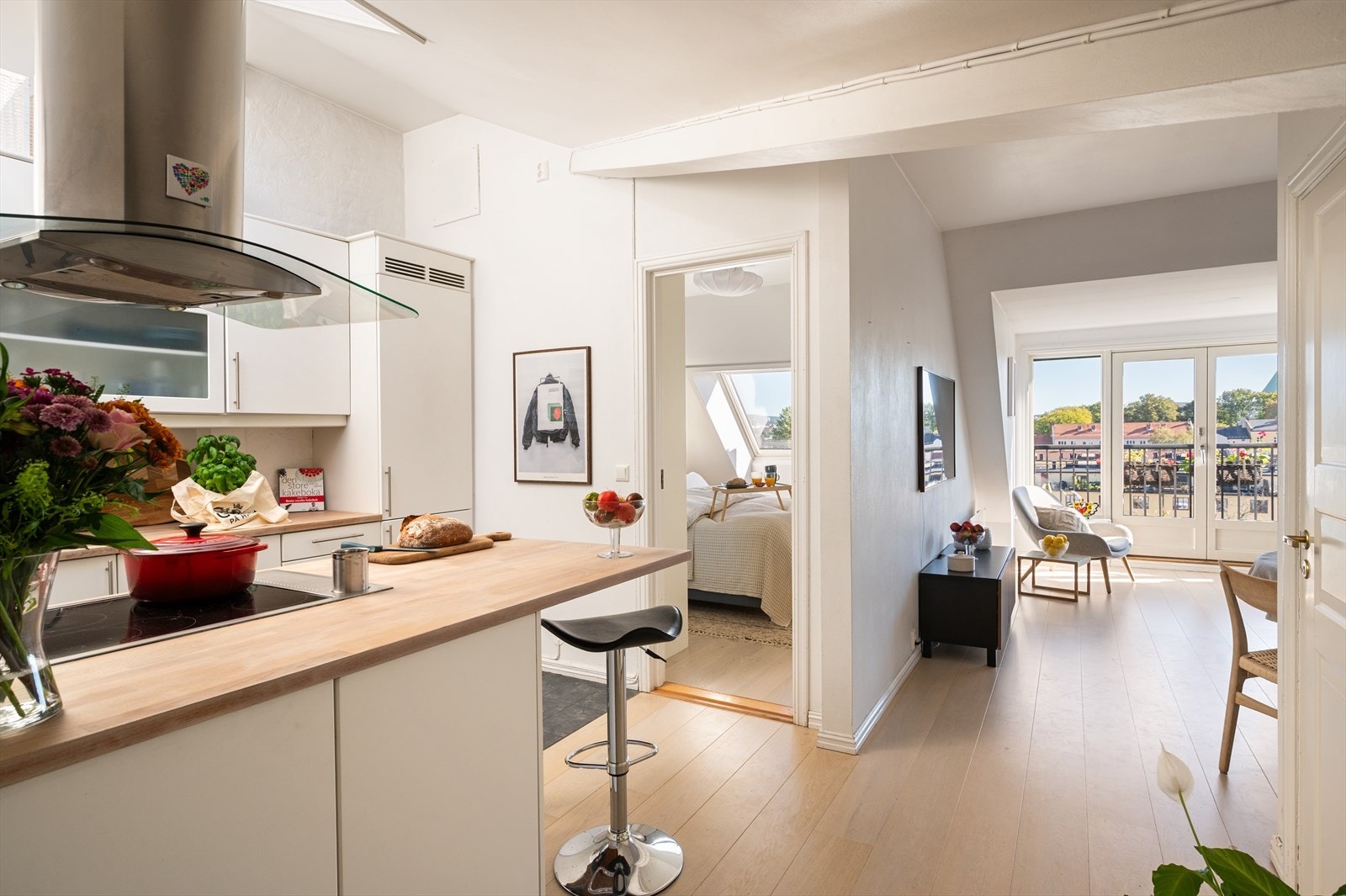 Fra kjøkkenet er det en naturlig overgang til stuen og adkomst til det ene soverommet. Galleribilde