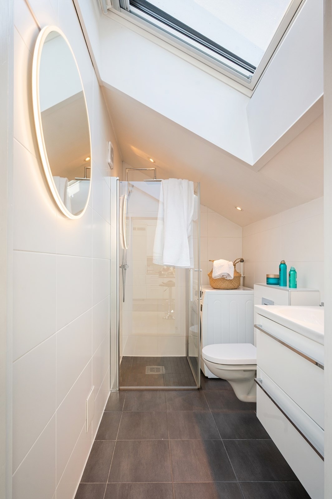 Her er det en nedsenket dusjnisje, vegghengt toalett og opplegg for vaskemaskin. Galleribilde