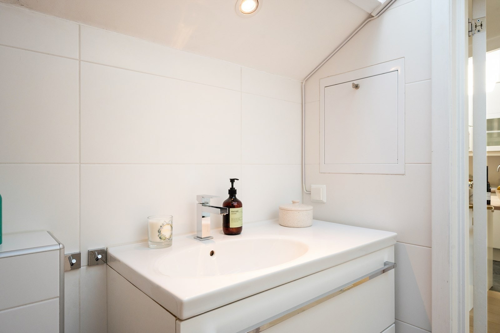 Servant med skuffeinnredning og fordelerskap for "rør i rør"-systemet er plassert her. Galleribilde