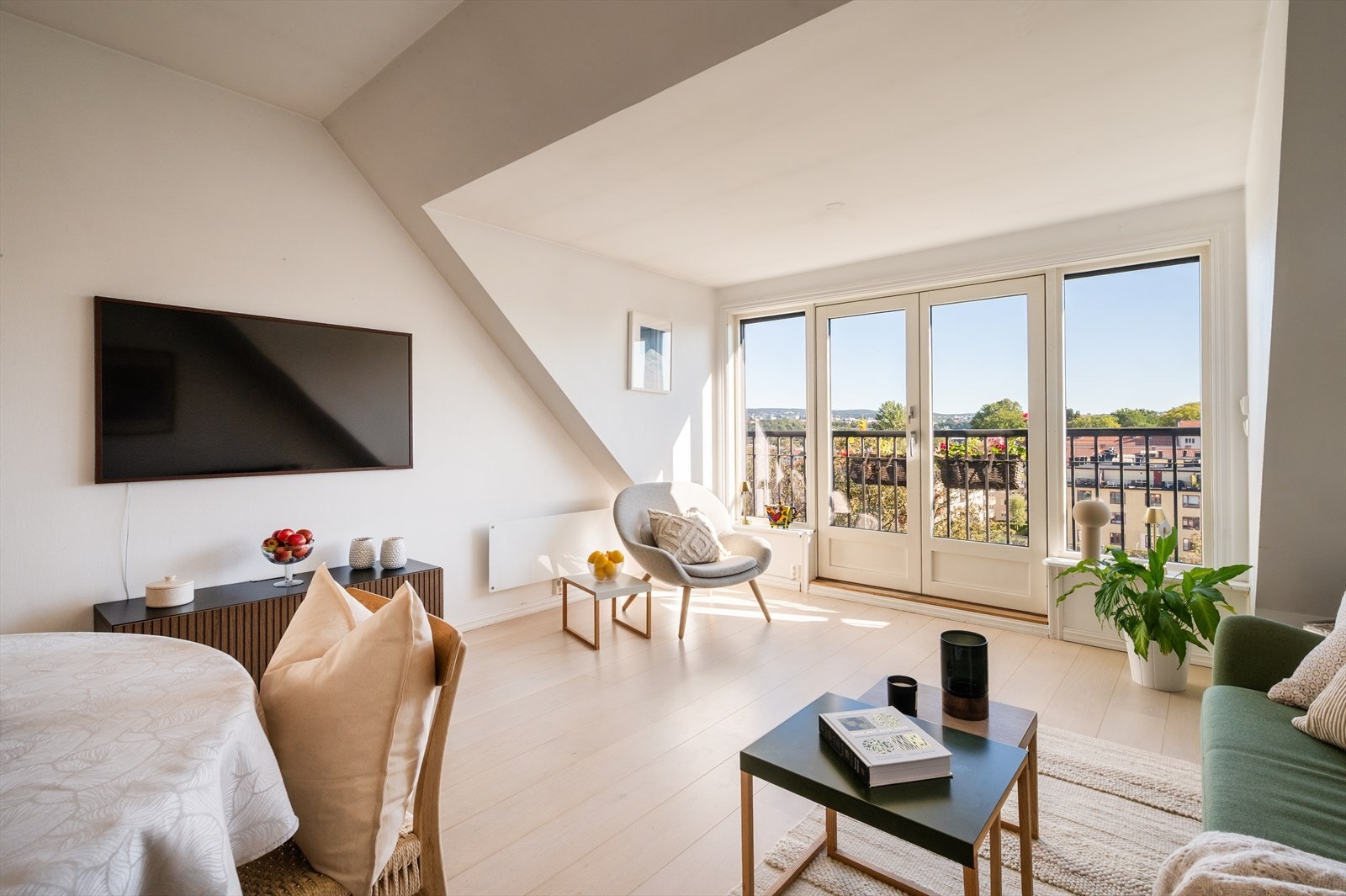 Stuen er leilighetens sentrale rom, med plass til både sofagruppe og spisebord. Galleribilde