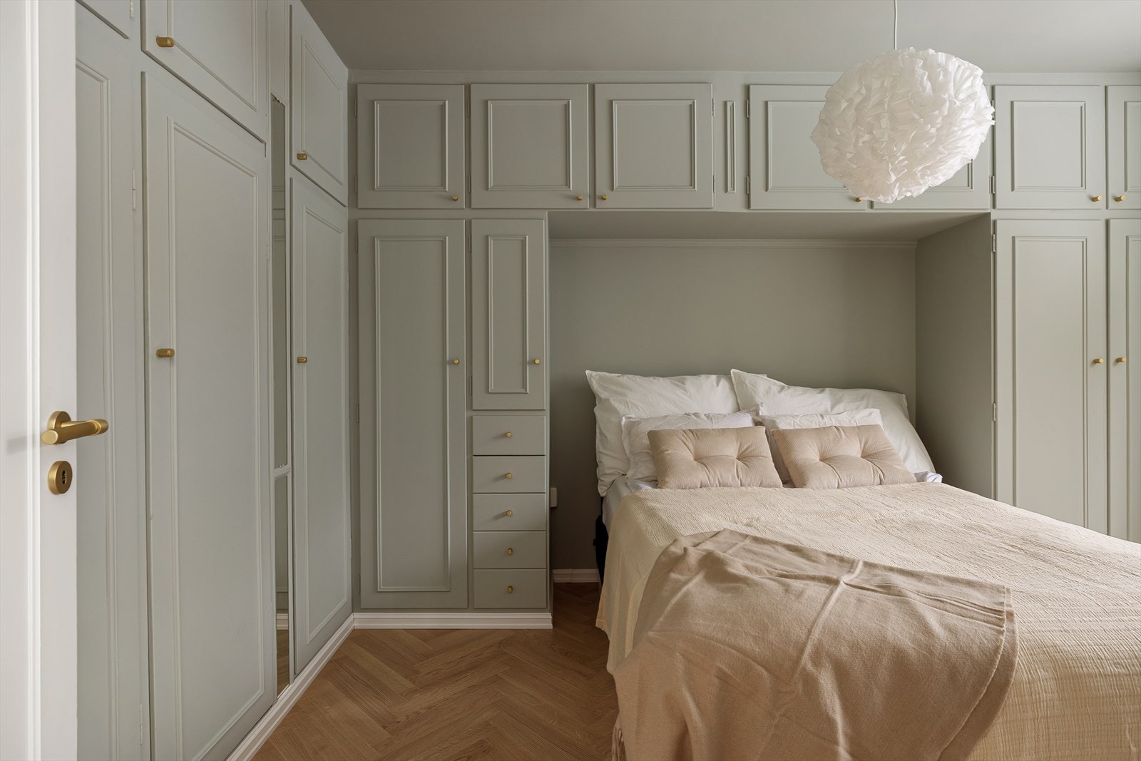 God plass til dobbeltseng med tilhørende nattbord. Galleribilde