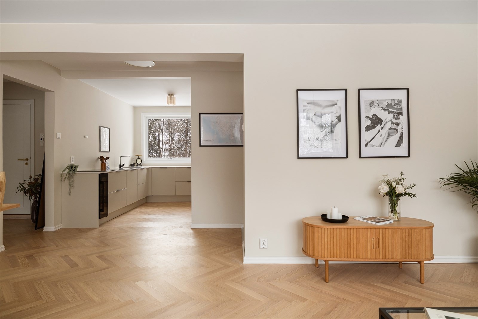 Kjøkken med åpen løsning mot stuen. Galleribilde