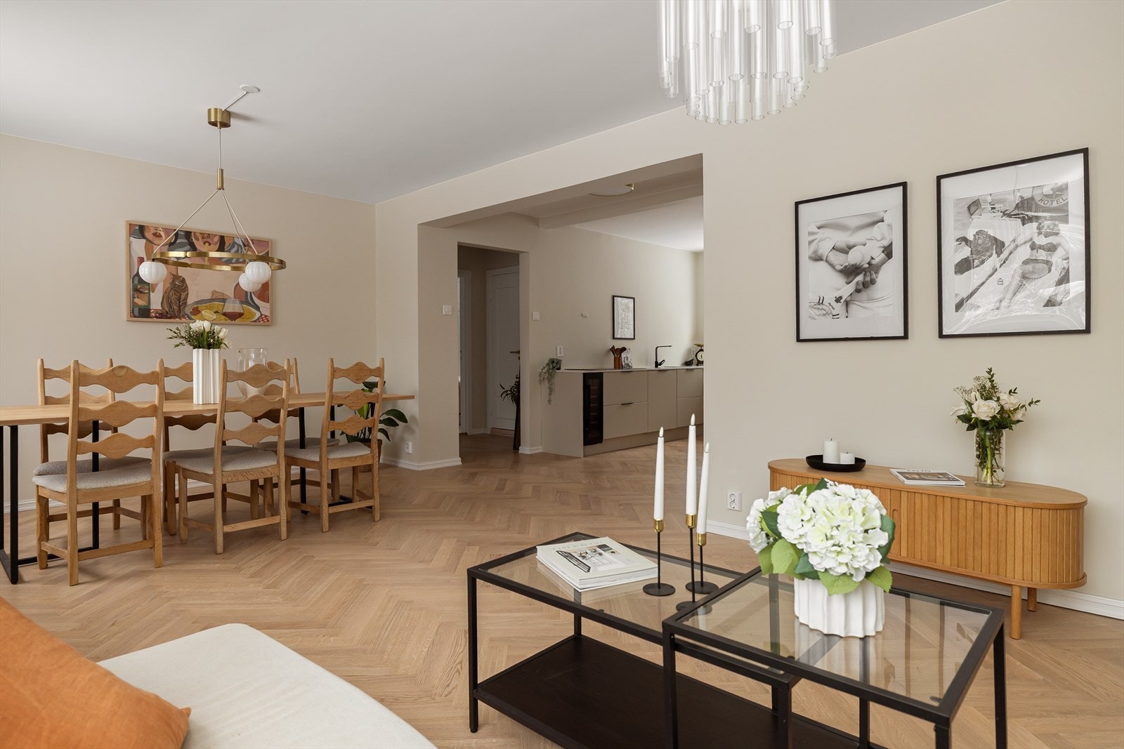 Leiligheten er malt i delikate og tidsriktige farger. Galleribilde