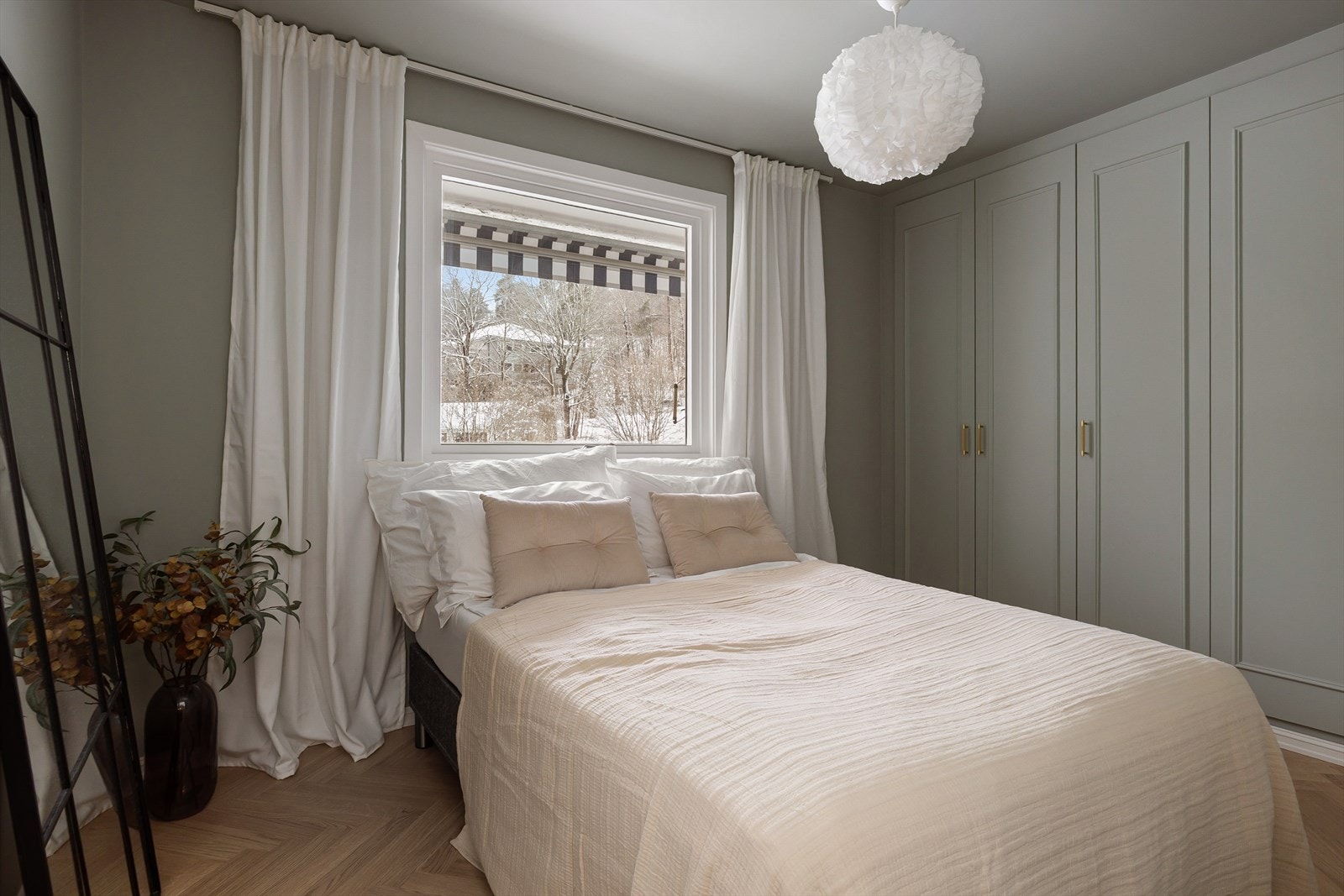 Soverom to er også av god størrelse og har plass til dobbeltseng og godt med oppbevaringsplass i plassbygd garderobeløsning. Galleribilde