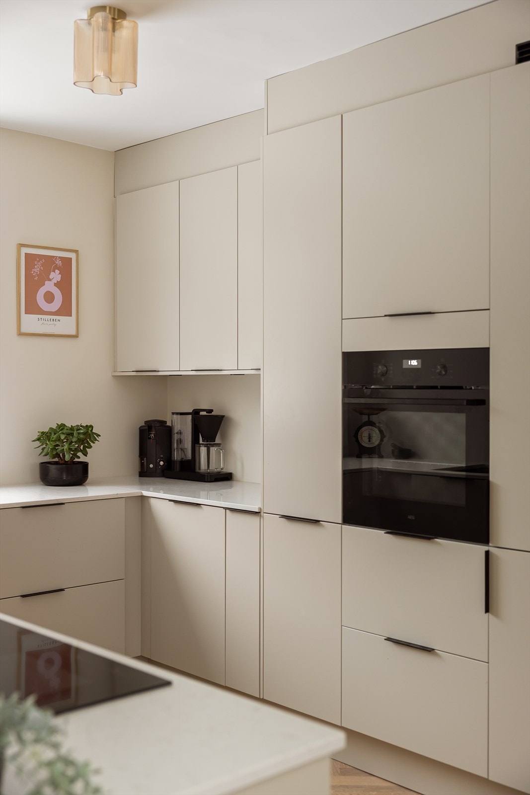 Kjøkkenet har integrert kjøl/fryseskap, oppvaskmaskin, induksjonstopp, stekeovn og vannstoppsystem. Det er kjøkkenventilator med kullfilter. Galleribilde